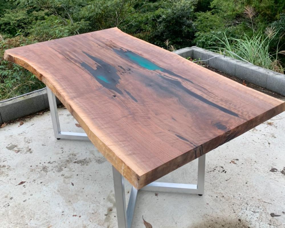 ブラックウォールナットの緑色レジンテーブル「ガーランドデザインワークス」レジン・リバーテーブル・家具製造販売